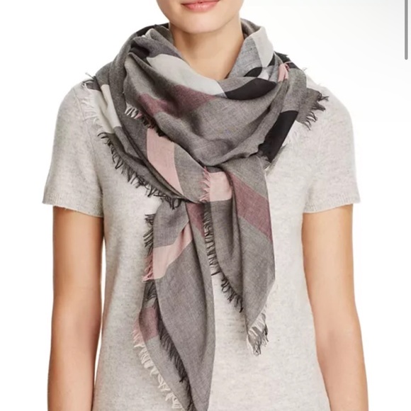 Burberry
Relaxed Mega Check Square Scarf 55” x 55 frayed edges - Picture 4 of 13